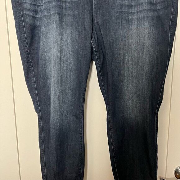 Torrid Womens Jeans Plus Size 4 Blue Medium Wash Denim Crop Lean Pull On Pockets - Picture 3 of 12